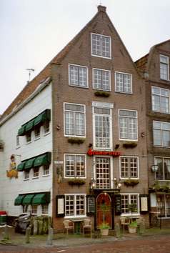 De Bontekoe is gevestigd in een oud kaaspakhuis midden in de oude haven van Hoorn.